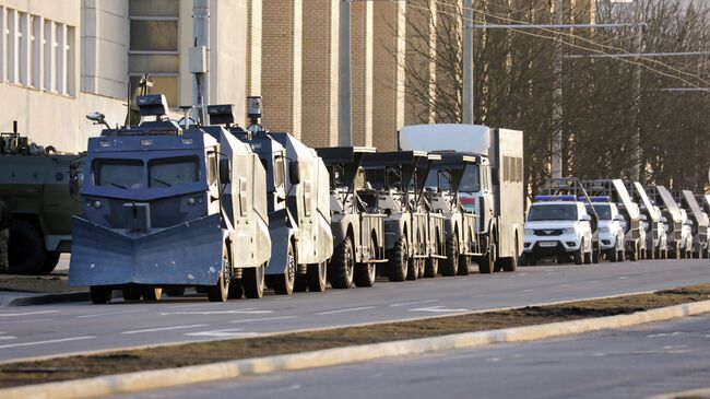 Полицейские водометы, припаркованные в центре Минска, перед акцией оппозиции