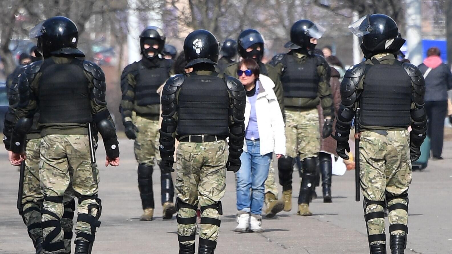 Сотрудники правоохранительных органов во время несанкционированной акции протеста в Минске - РИА Новости, 1920, 11.06.2021