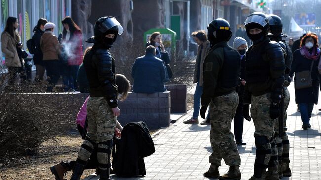 Сотрудники правоохранительных органов во время несанкционированной акции протеста в Минске