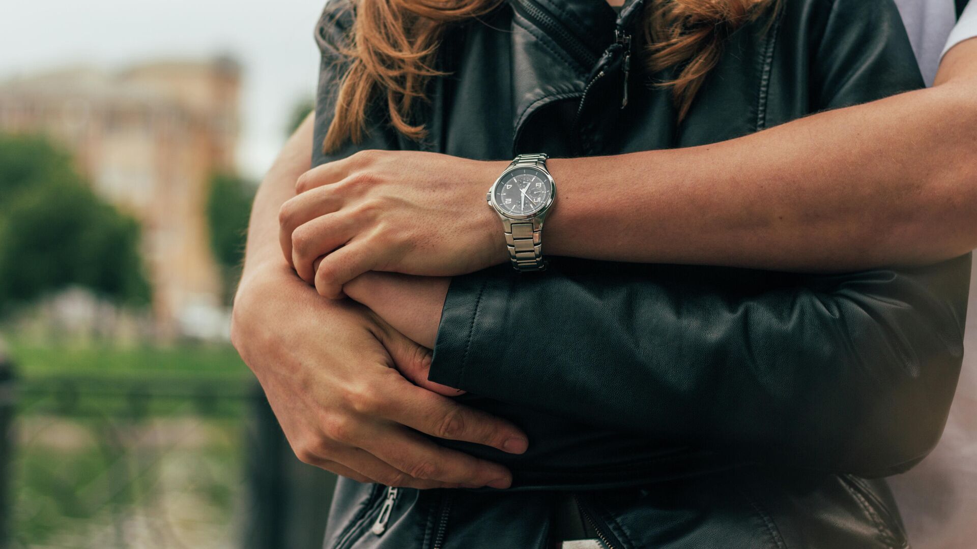 Мужчина обнимает женщину - РИА Новости, 1920, 04.12.2025