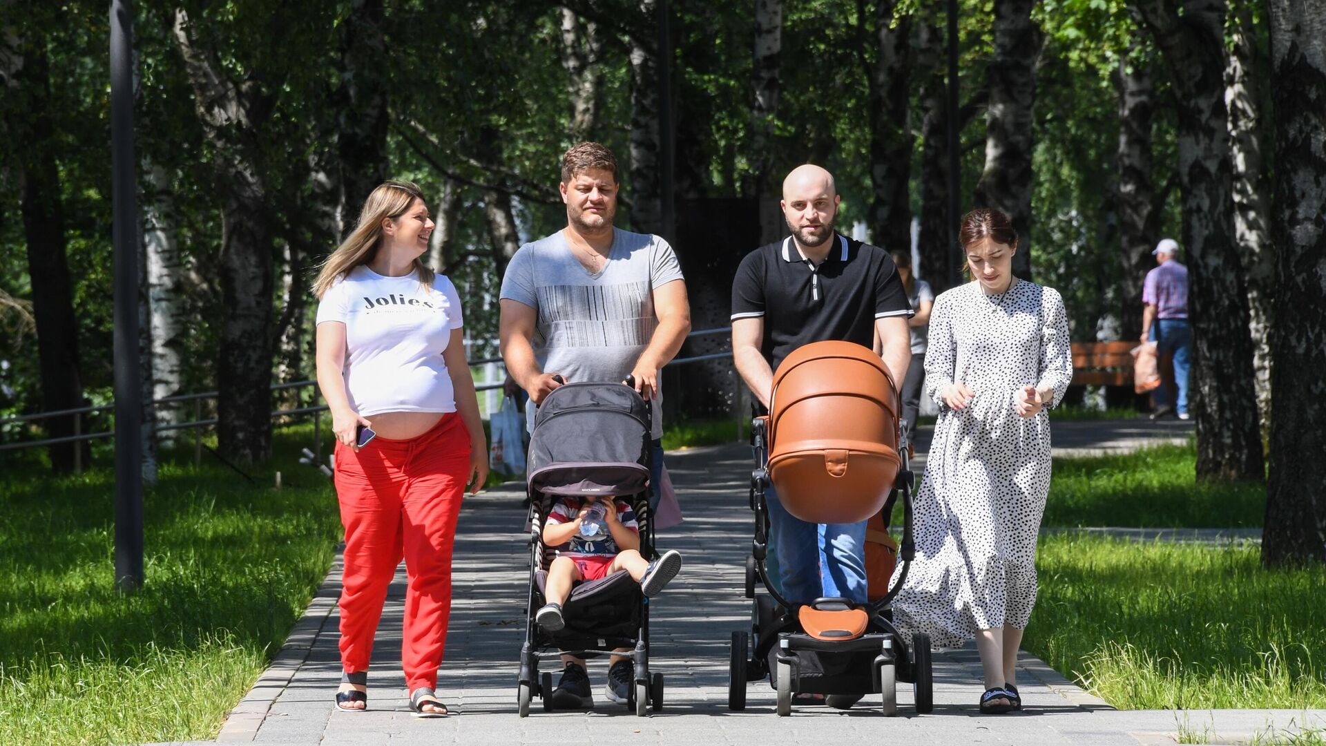 Отдыхающие в парке Дружбы в Москве - РИА Новости, 1920, 28.05.2021