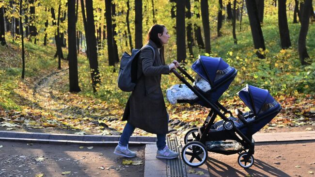 Женщина с коляской на территории музея-заповедника Царицыно в Москве