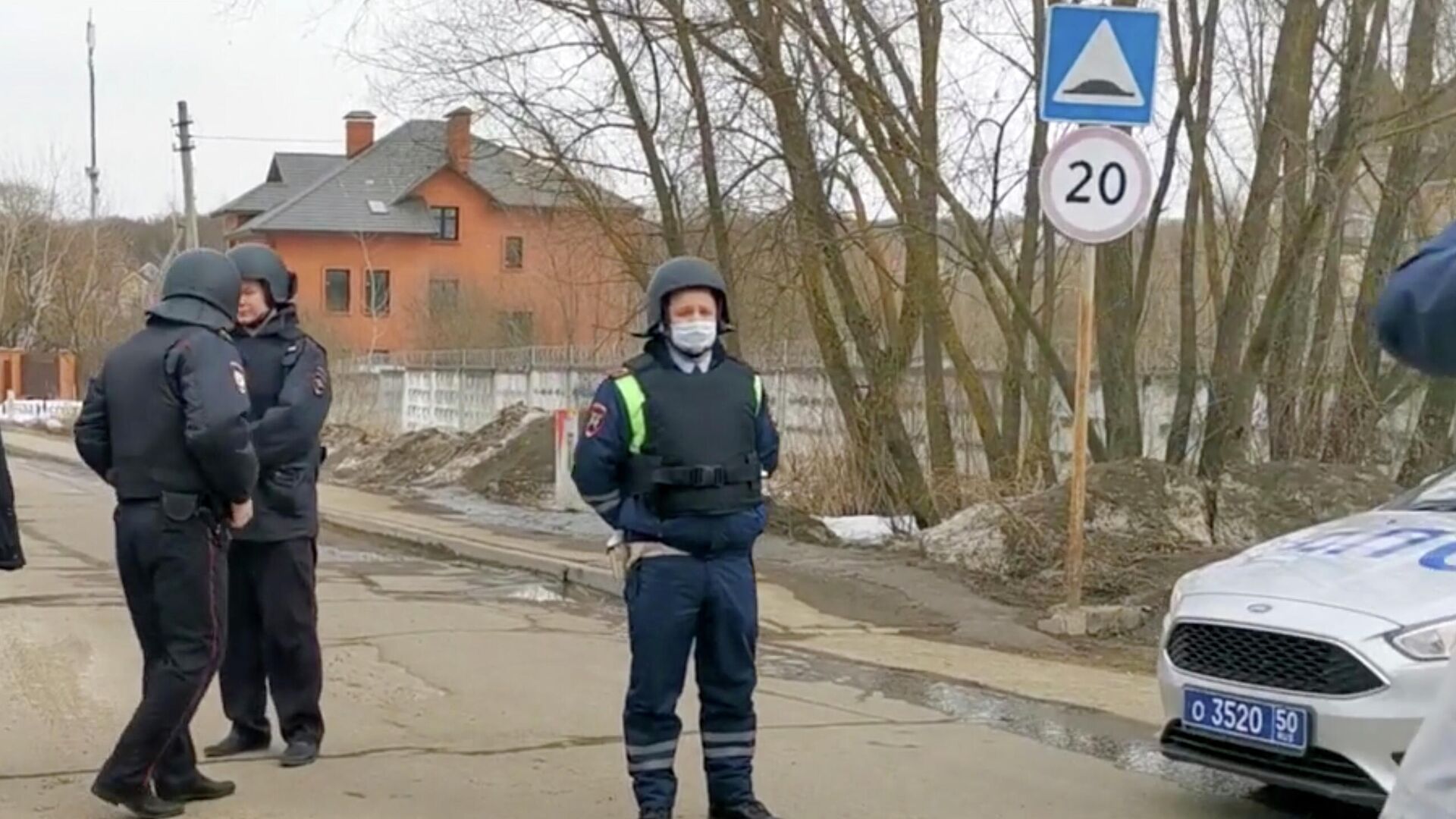 На месте стрельбы в коттеджном поселке Новые Вешки. Кадр видео - РИА Новости, 1920, 30.03.2021