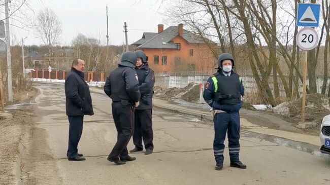 На месте стрельбы в коттеджном поселке Новые Вешки. Кадр видео