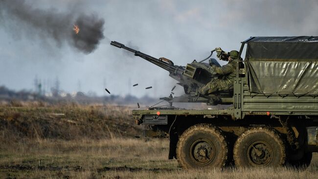 Тактические учения военнослужащих гвардейского зенитного ракетного полка Новороссийского гвардейского десантно-штурмового горного соединения на полигоне Опук в Республике Крым