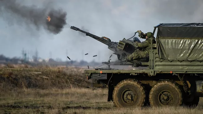 Тактические учения военнослужащих гвардейского зенитного ракетного полка Новороссийского гвардейского десантно-штурмового горного соединения на полигоне Опук в Республике Крым