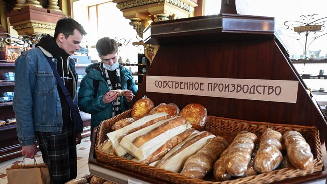 Покупатели в магазине Елисеевский в Москве