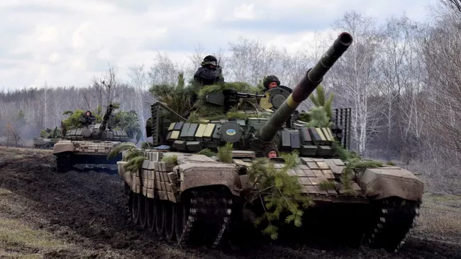 Танковая колонна Вооруженных сил Украины в зоне боевых действий. Архивное фото