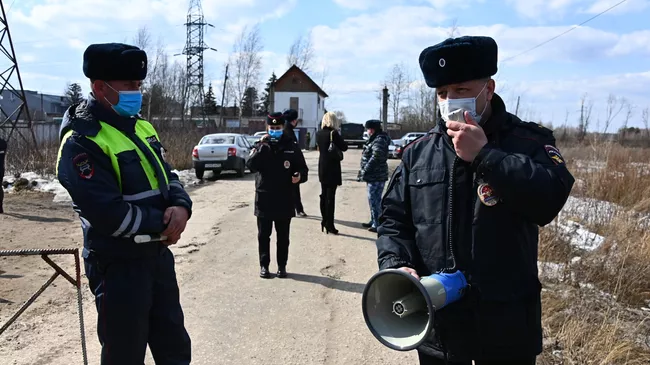 Сотрудники правоохранительных органов у исправительной колонии No 2 в городе Покрове Владимирской области