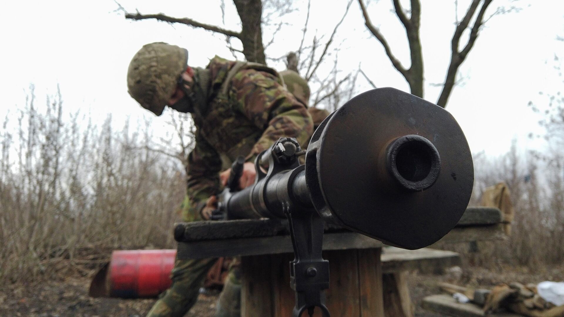 Военнослужащий украинских вооруженных сил чистит оружие на боевых позициях на линии разделения возле  города Донецк - РИА Новости, 1920, 12.04.2021