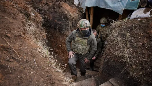Президент Украины Владимир Зеленский во время посещения позиций украинских войск в Донбассе