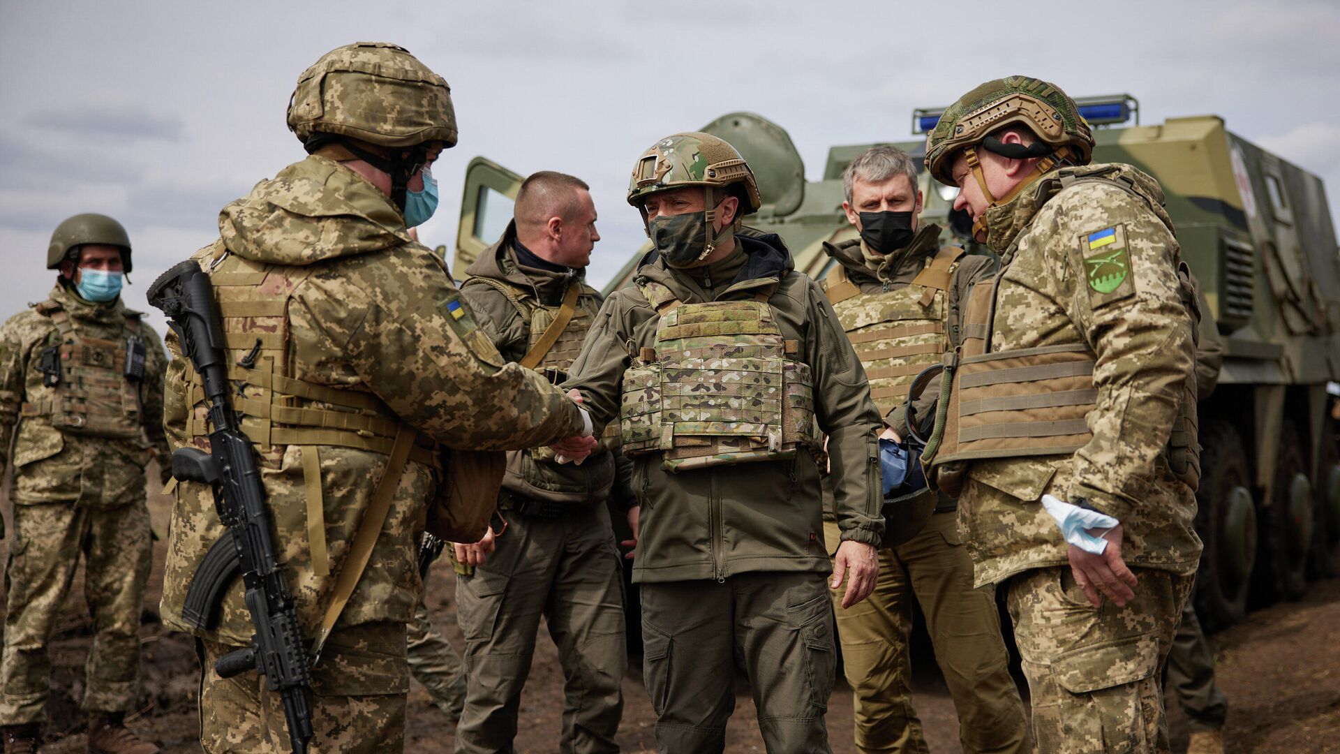 Президент Украины Владимир Зеленский во время посещения позиций украинских войск в Донбассе - РИА Новости, 1920, 13.04.2021