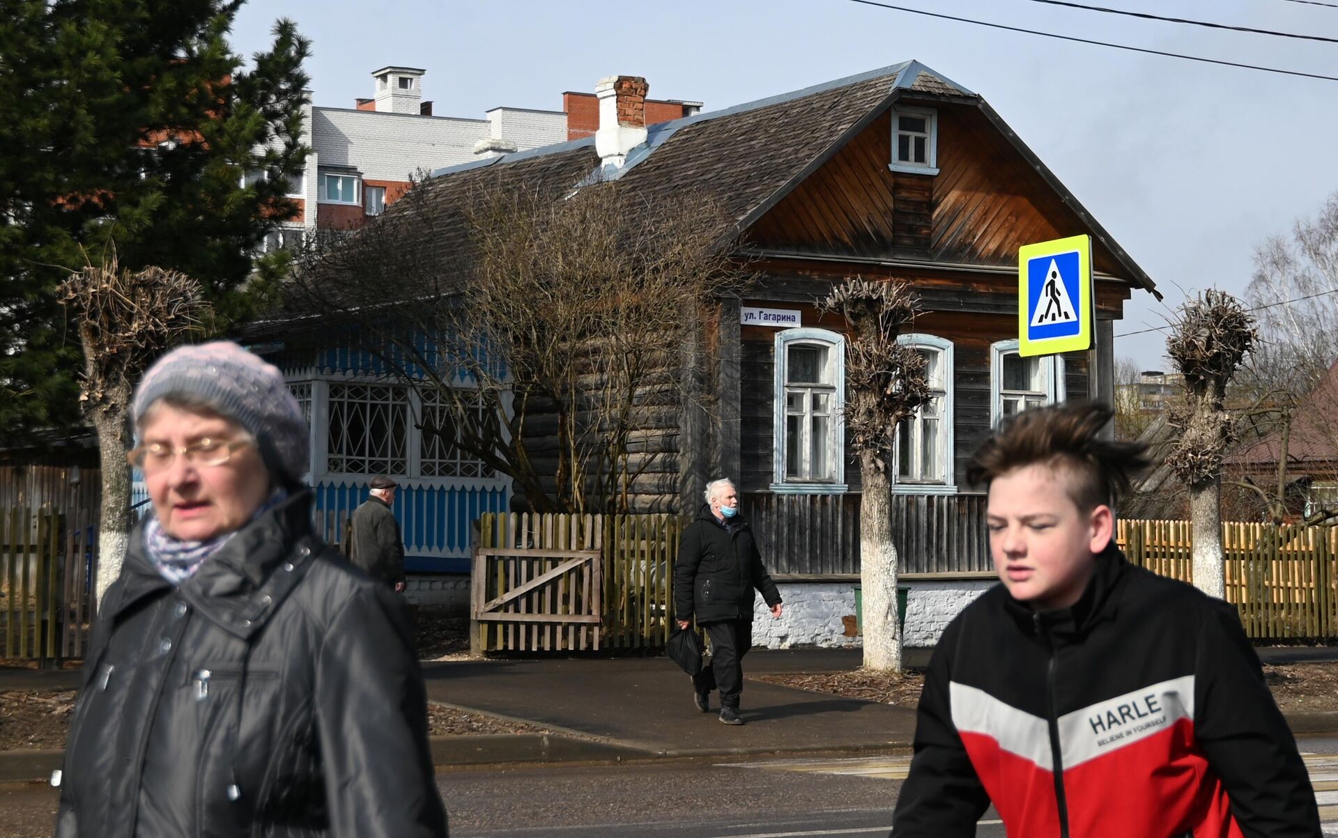 Прохожие у Дома-музея школьных лет Юрия Гагарина в городе Гагарин - РИА Новости, 1920, 04.03.2022