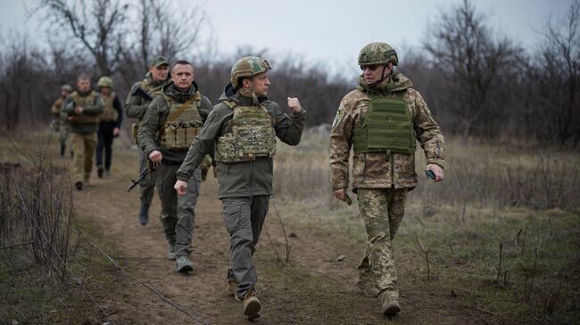 Президент Украины Владимир Зеленский во время посещения позиций украинских войск в Донбассе