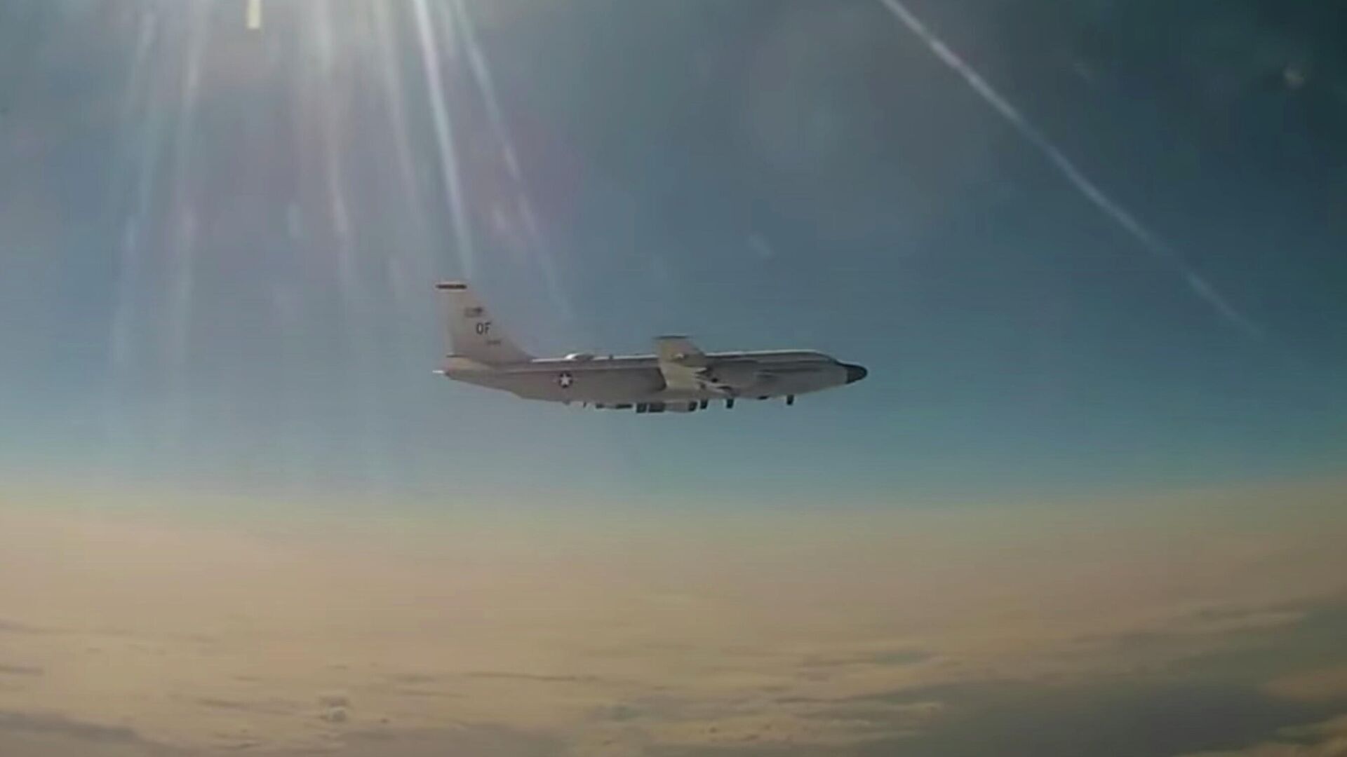 Российский МиГ-31 перехватил американский RC-135 над Тихим океаном. Кадр видео - РИА Новости, 1920, 10.04.2021