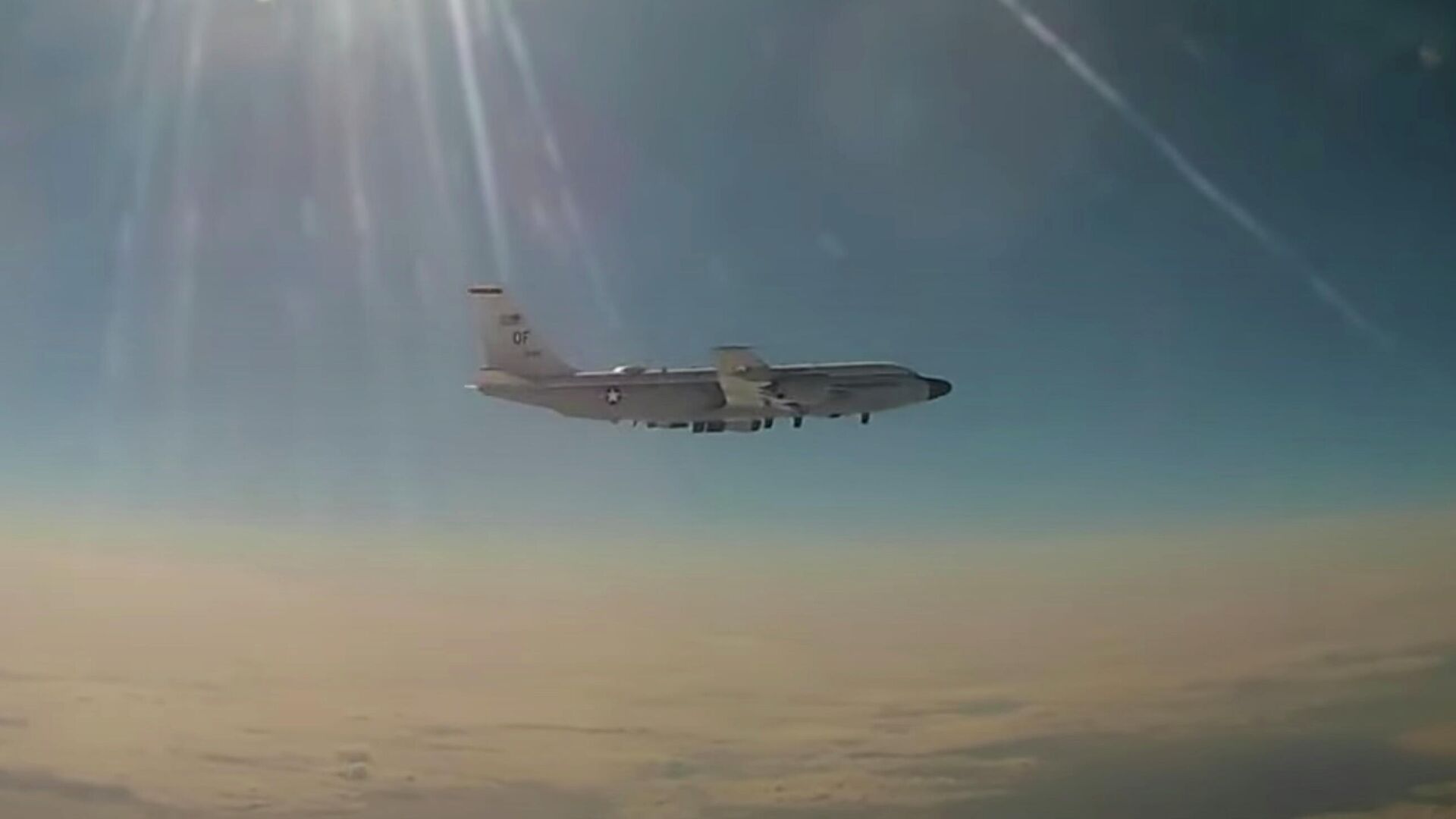 Российский МиГ-31 перехватил американский RC-135 над Тихим океаном. Кадр видео - РИА Новости, 1920, 16.04.2021