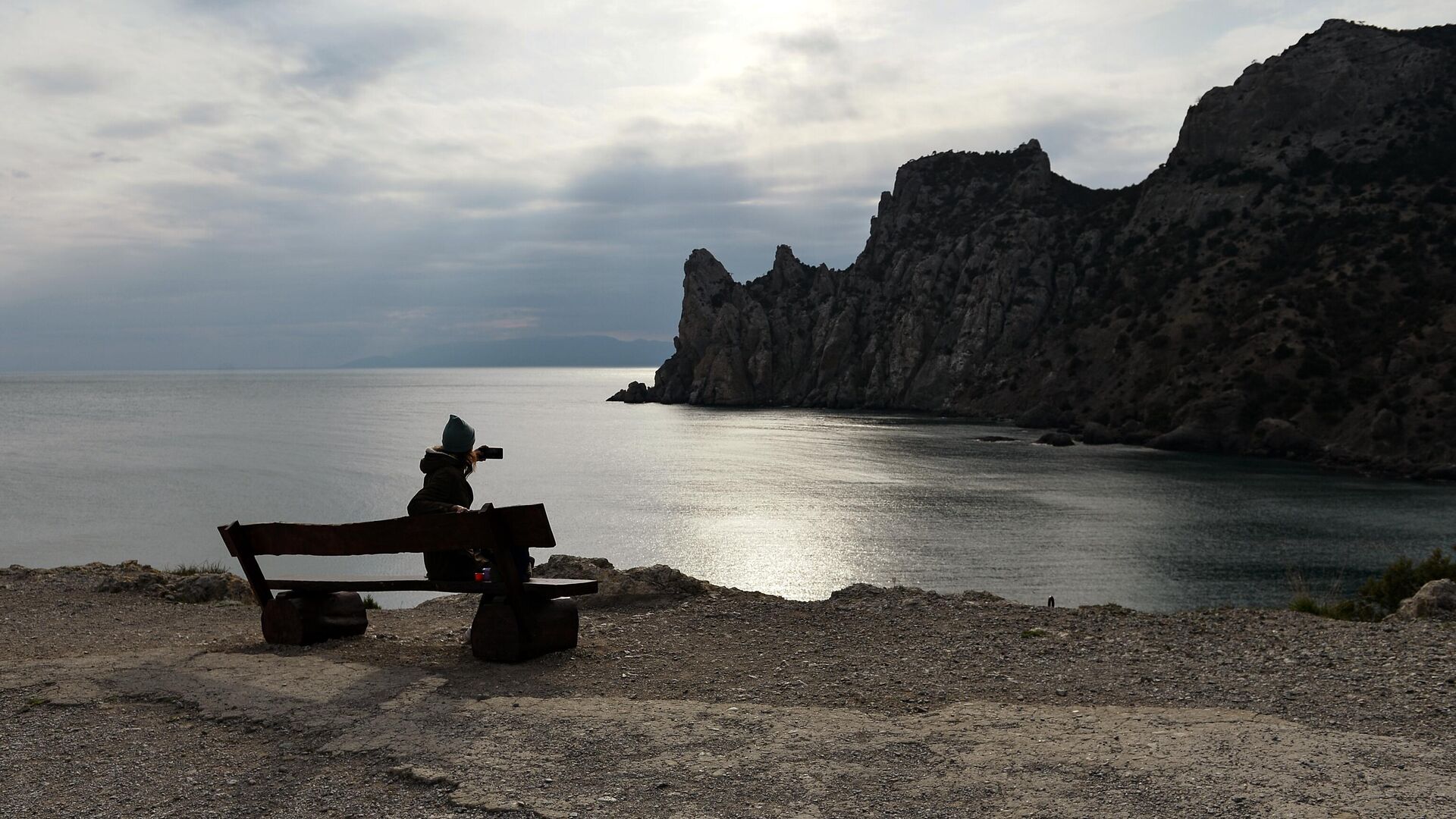 Девушка фотографирует мыс Капчик рядом с поселком Новый свет в Крыму - РИА Новости, 1920, 21.11.2021