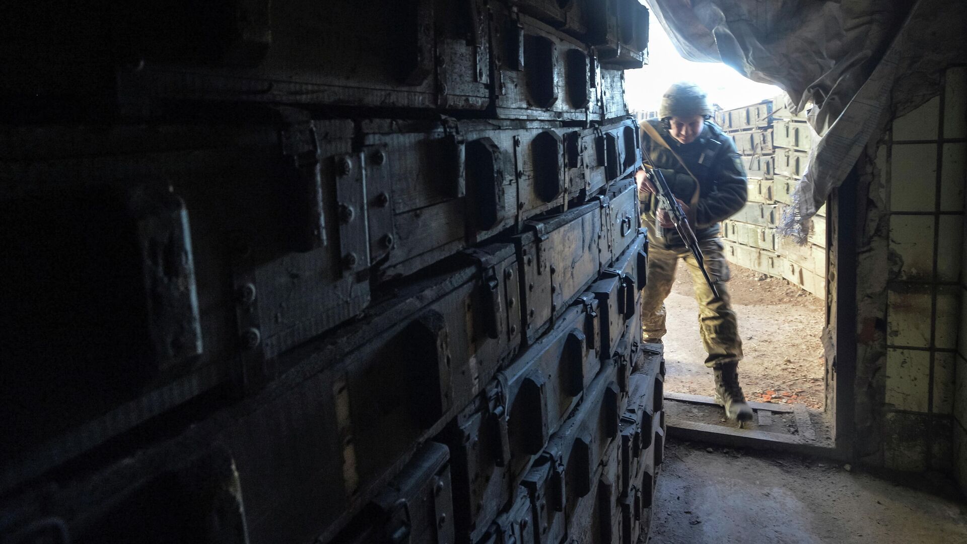 Украинский военнослужащий на линии разделения близ города Донецк - РИА Новости, 1920, 12.04.2021