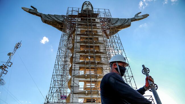 Новая статуя Христа-Искупителя в городе Энкантадо, Бразилия