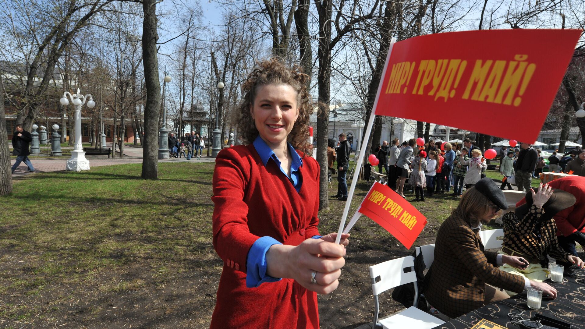 Горожане гуляют в саду Эрмитаж во время первомайского праздника - РИА Новости, 1920, 19.07.2023