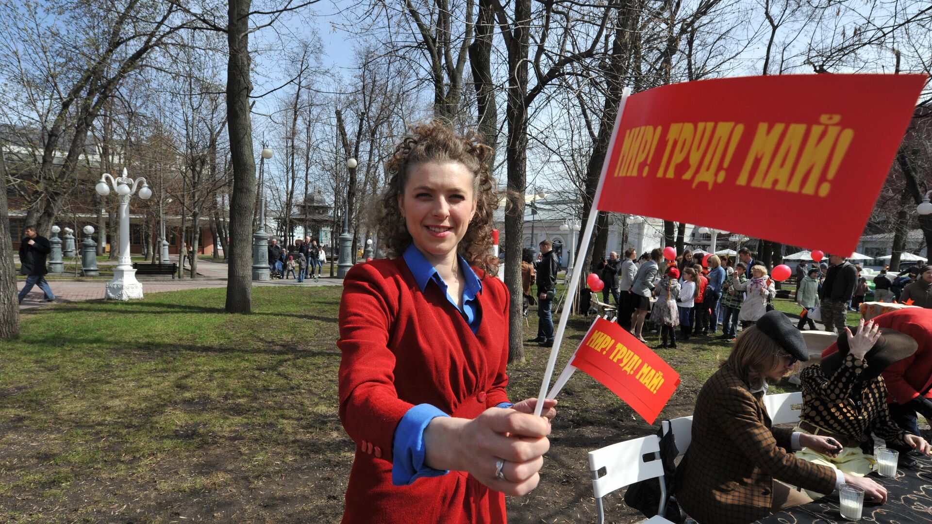 Горожане гуляют в саду Эрмитаж во время первомайского праздника - РИА Новости, 1920, 19.07.2023