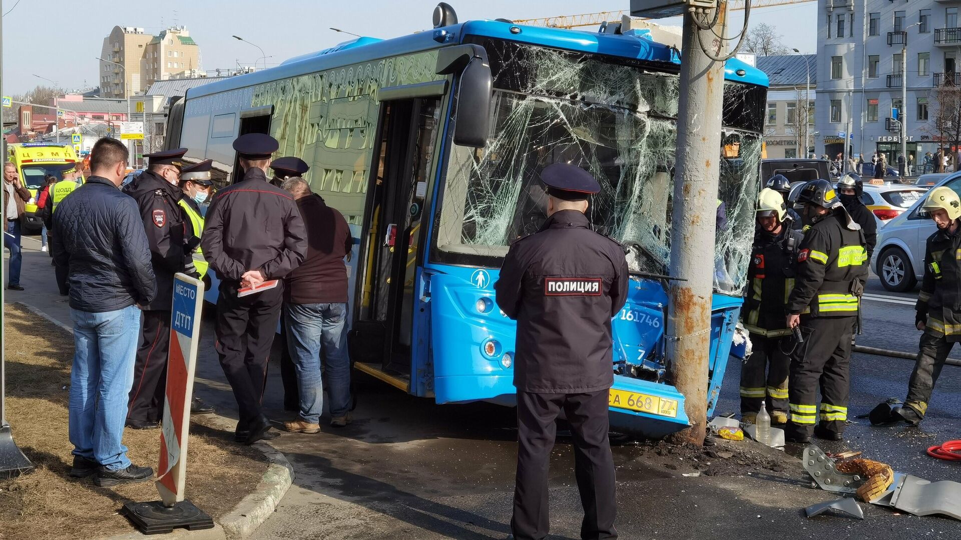 Последствия столкновения пассажирского автобуса с мачтой освещения на Марксистской улице в Москве - РИА Новости, 1920, 14.04.2021