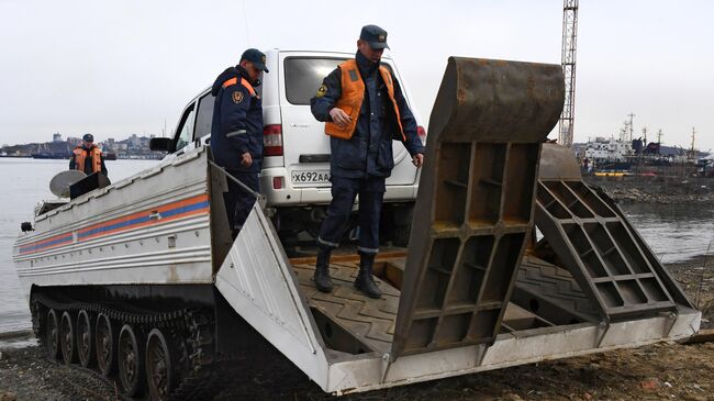 Сотрудники МЧС РФ во время учений