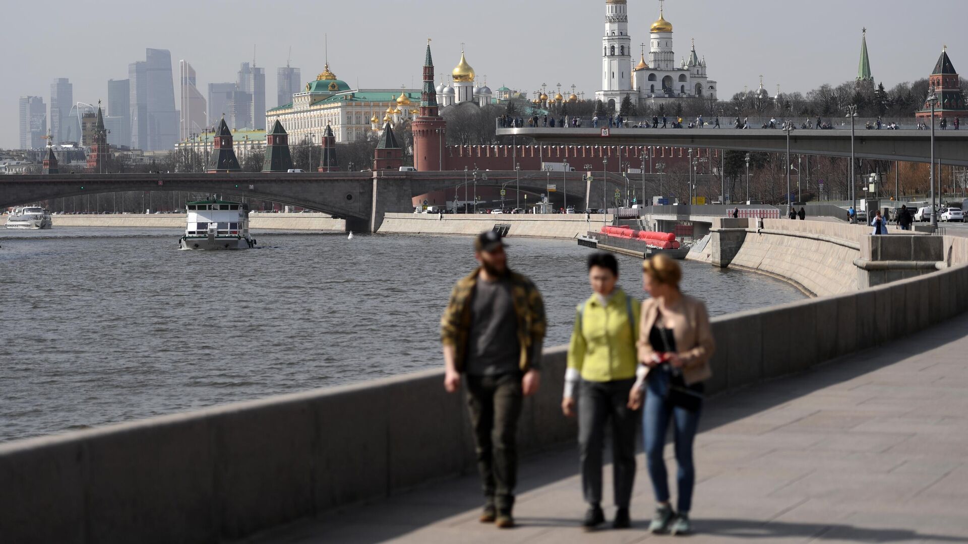 Прохожие на Москворецкой набережной и теплоходы на Москве-реке - РИА Новости, 1920, 11.05.2021