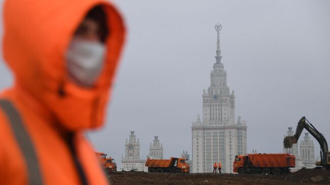 Рабочий на стройке в Москве