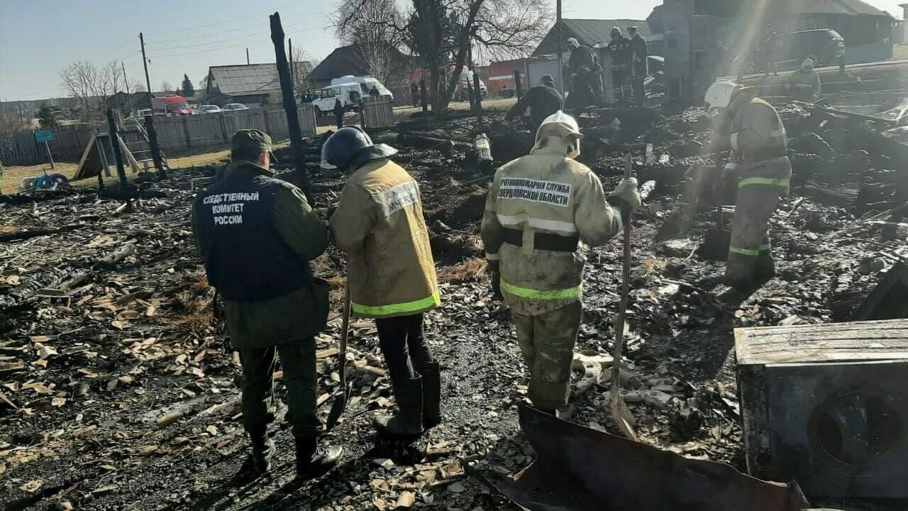 Следователи на месте пожара в частном доме в селе Бызово, Урал - РИА Новости, 1920, 15.04.2021