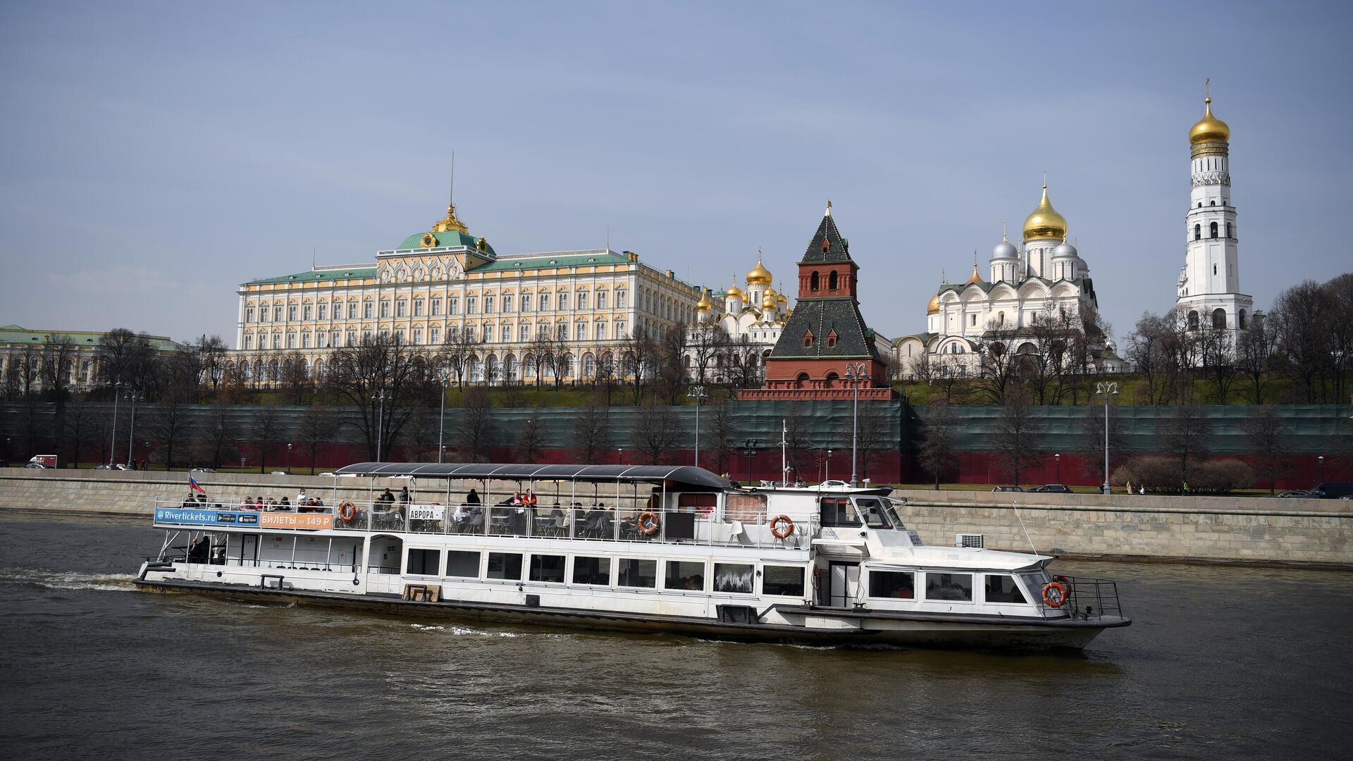 Теплоход у Кремлёвской набережной на Москве-реке  - РИА Новости, 1920, 18.05.2022