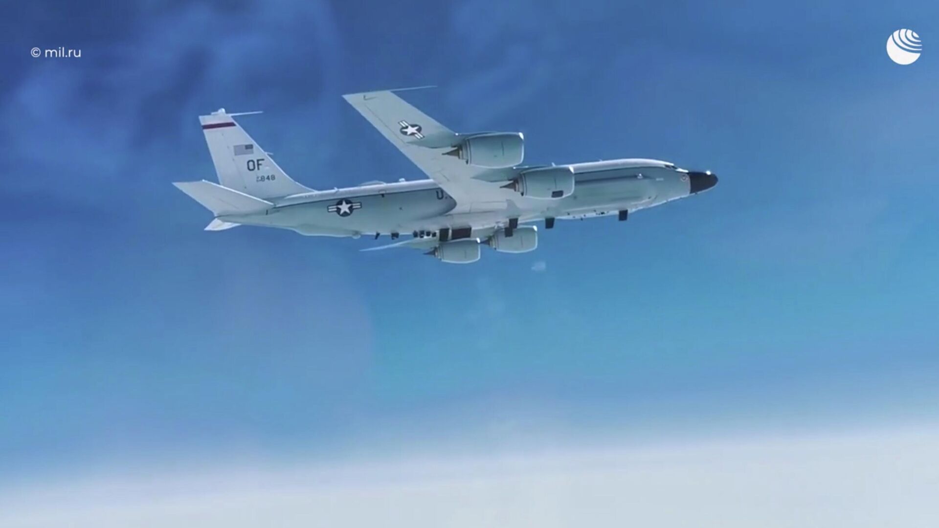 Кадр перехвата разведывательного самолета RC-135 ВВС США над Тихим океаном - РИА Новости, 1920, 16.06.2021