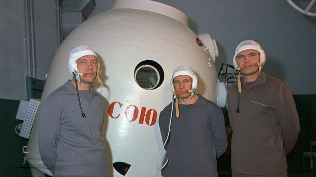 Экипаж космического корабля Союз-10: бортинженер, летчик-космонавт СССР Алексей Елисеев, инженер-испытатель Николай Рукавишников и командир корабля летчик-космонавт СССР Владимир Шаталов
