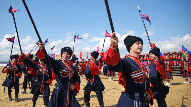 Участники театрализованного представления на территории этнографического комплекса Атамань