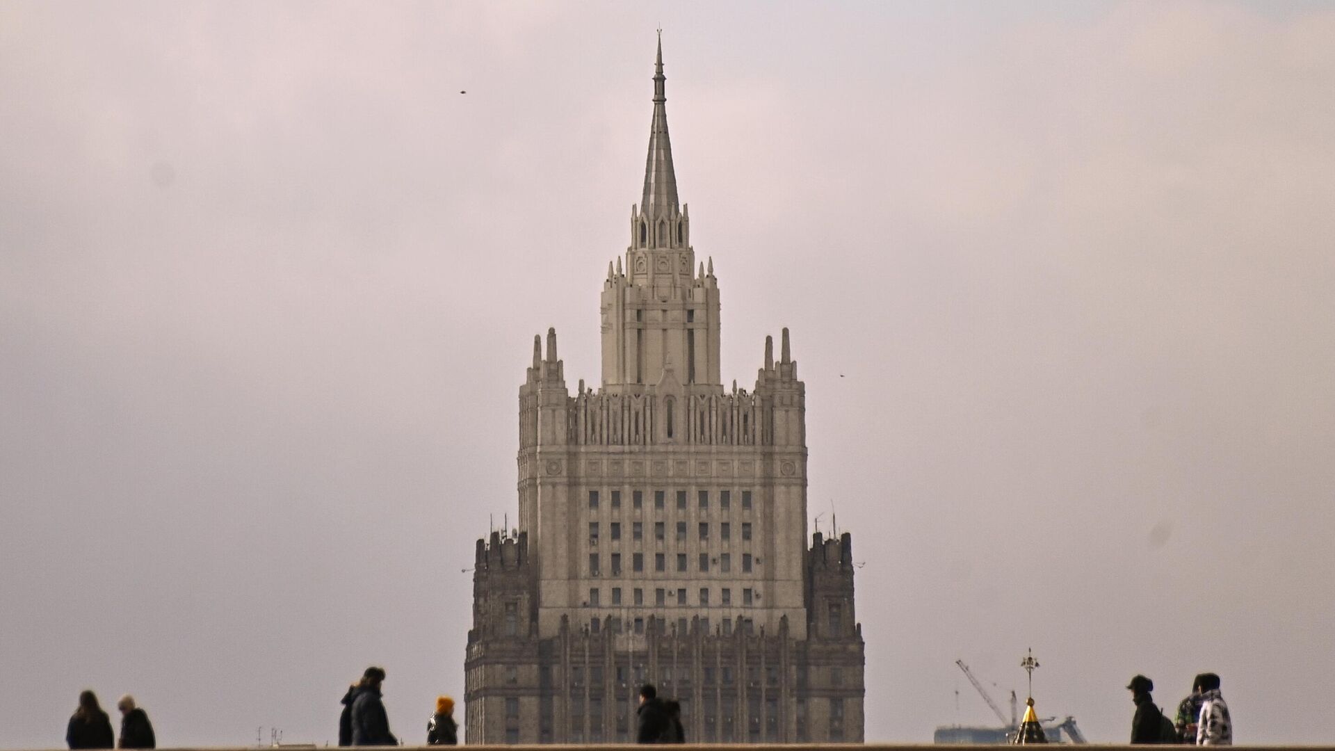 Прохожие на Большом Москворецком мосту в Москве. На втором плане здание Министерства иностранных дел РФ  - РИА Новости, 1920, 20.04.2021