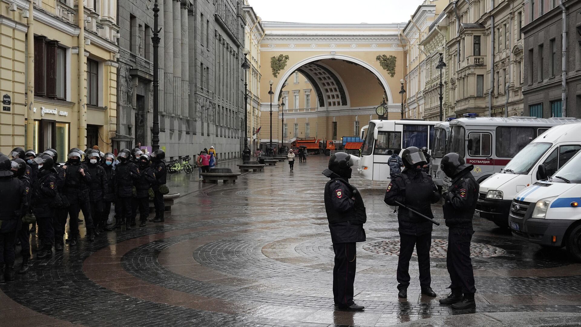 Сотрудники полиции перед началом несанкционированной акции в поддержку Алексея Навального в Санкт-Петербурге - РИА Новости, 1920, 21.04.2021