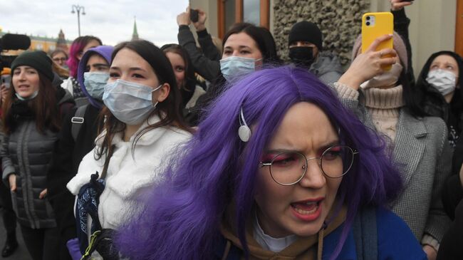 Участники несанкционированной акции в поддержку Алексея Навального в Москве