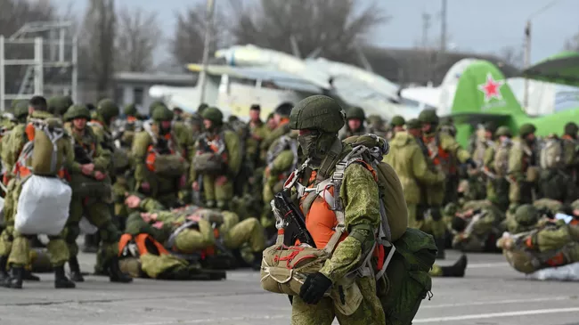 Военнослужащий гвардейского Ивановского воздушно-десантного соединения перед погрузкой на самолет Ил-76МД на аэродроме Таганрог-Центральный в Ростовской области