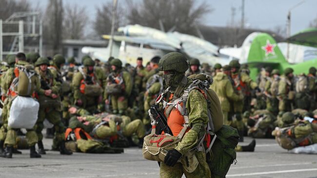 Военнослужащий гвардейского Ивановского воздушно-десантного соединения перед погрузкой на самолет Ил-76МД на аэродроме Таганрог-Центральный в Ростовской области