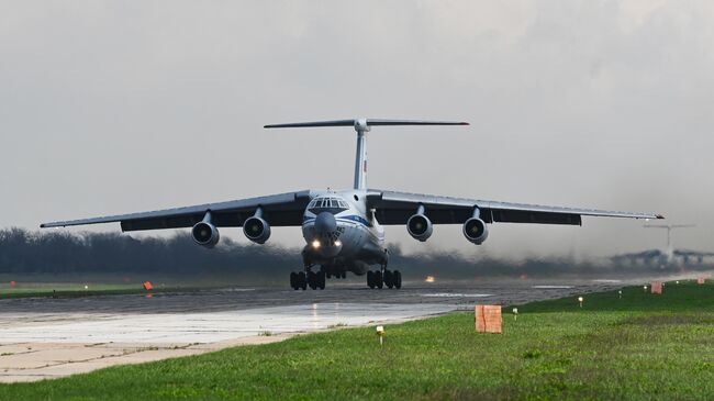 Самолет Ил-76МД с военнослужащими гвардейского Ивановского воздушно-десантного соединения на борту взлетает с аэродрома Таганрог-Центральный в Ростовской области