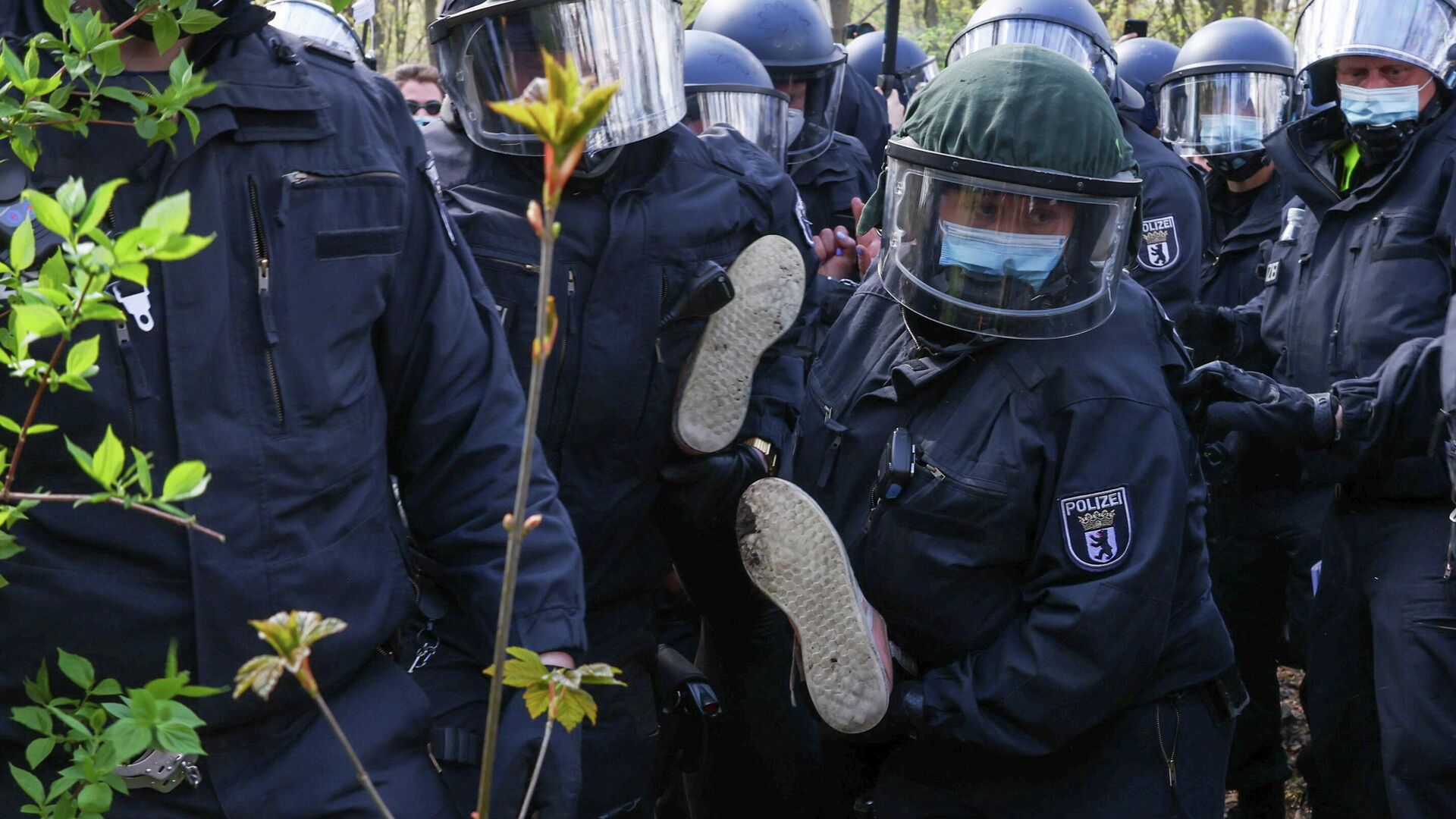 Полиция держит протестующего на акции протеста против коронавирусных ограничений в Берлине  - РИА Новости, 1920, 30.11.2021