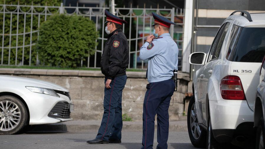 Сотрудники правоохранительных органов Казахстана на месте стрельбы в Алма-Ате - РИА Новости, 1920, 18.06.2023