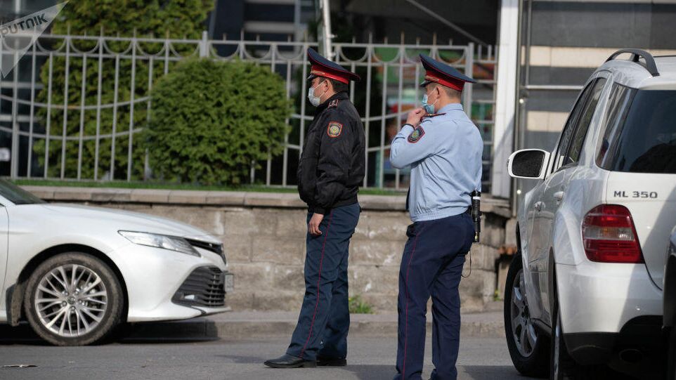 Сотрудники правоохранительных органов Казахстана на месте стрельбы в Алма-Ате - РИА Новости, 1920, 18.06.2023