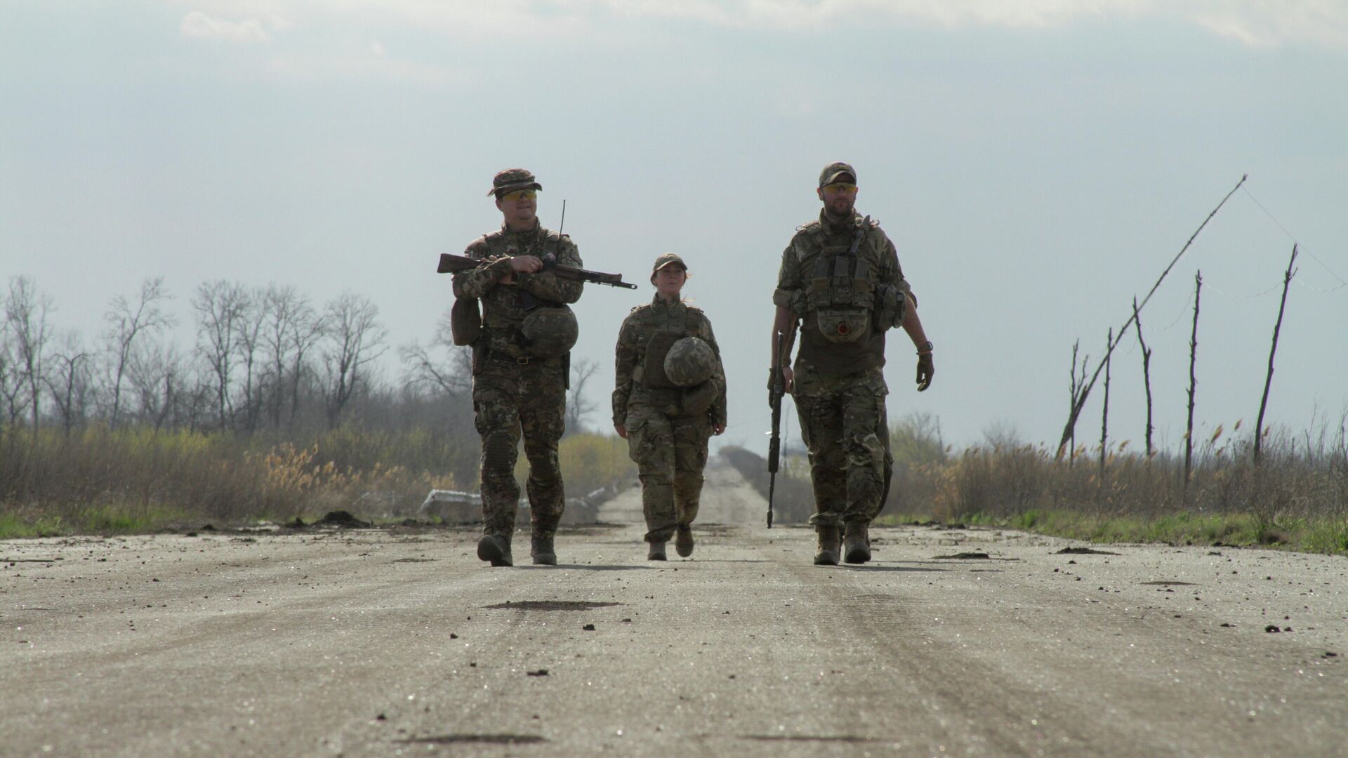 Украинские военные на дороге в районе линии соприкосновения в Донецкой области - РИА Новости, 1920, 16.06.2021