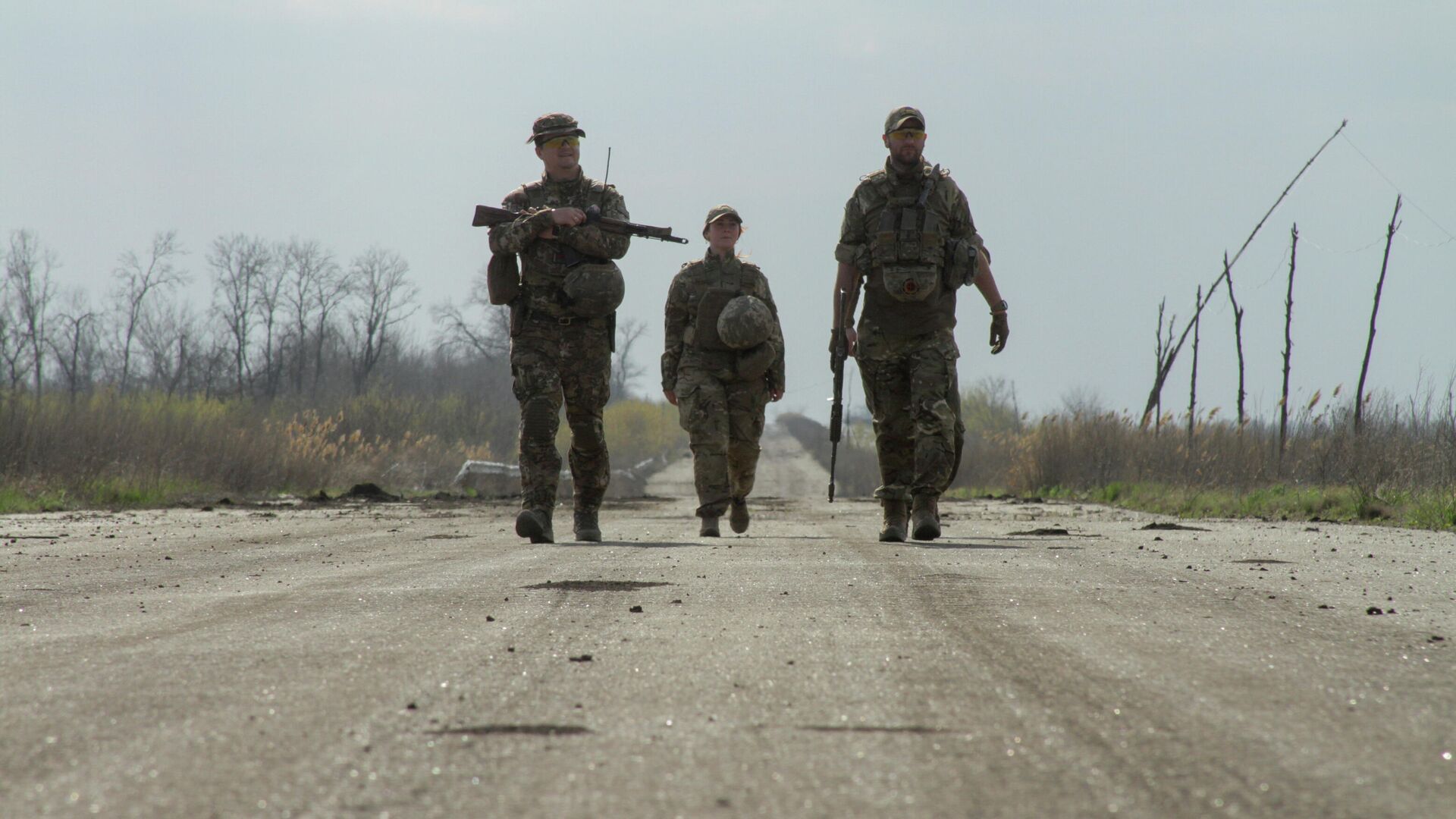 Украинские военные на дороге в районе линии соприкосновения в Донецкой области - РИА Новости, 1920, 23.06.2021