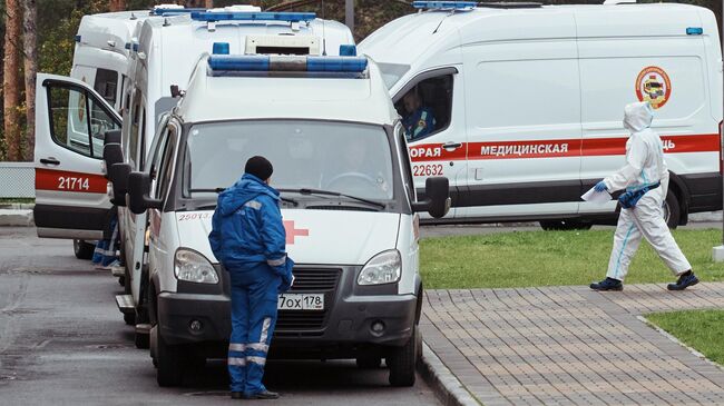 Очередь из машин скорой медицинской помощи у поликлиники №68 города Сестрорецке