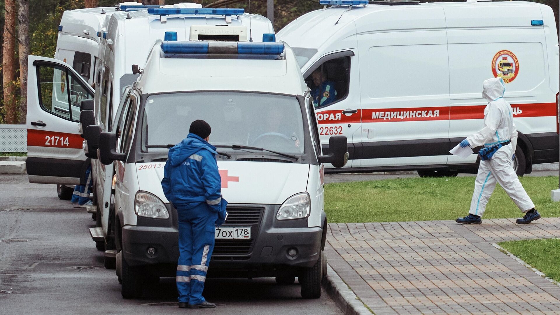 Очередь из машин скорой медицинской помощи у поликлиники №68 города Сестрорецке - РИА Новости, 1920, 04.05.2021