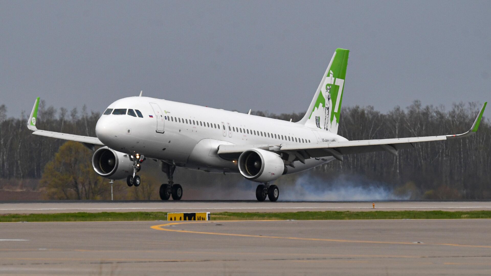 Посадка самолета Airbus A320 авиакомпании S7 Airlines в новой ливрее в аэропорту Домодедово - РИА Новости, 1920, 31.08.2021