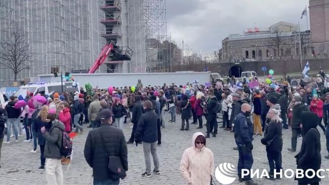 Протест из-за COVID-ограничений в Хельсинки, Финляндия. Кадр видео