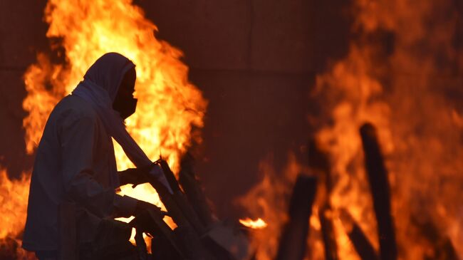 Массовая кремация жертв пандемии в Дели